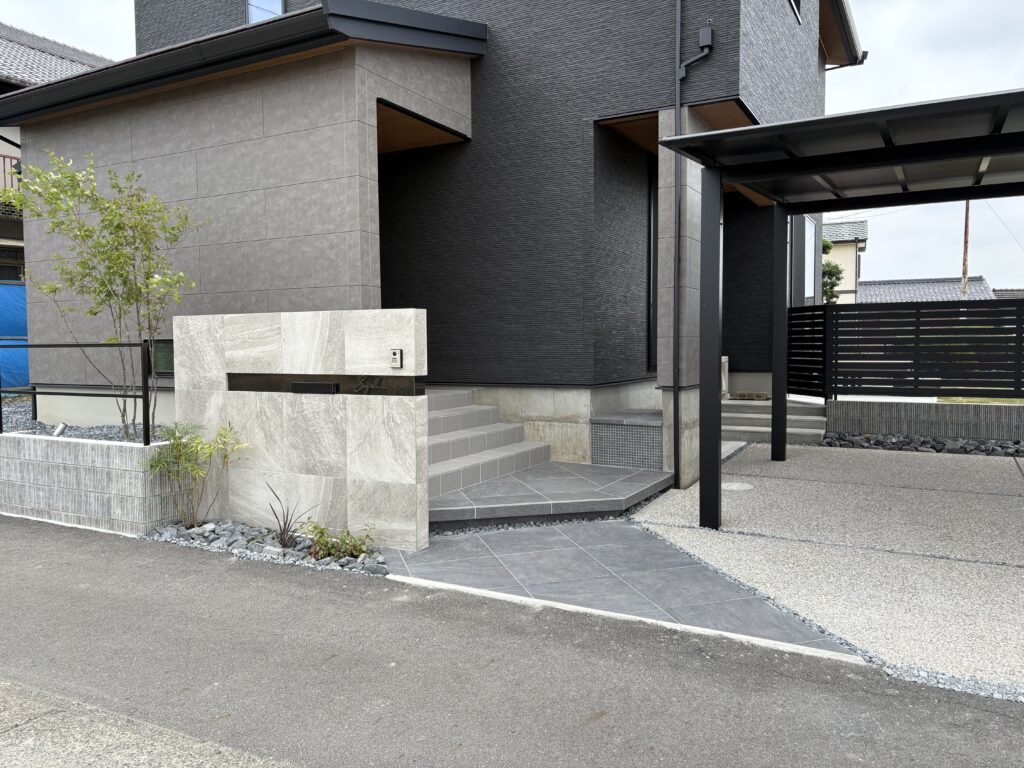 グレーカラーの外構