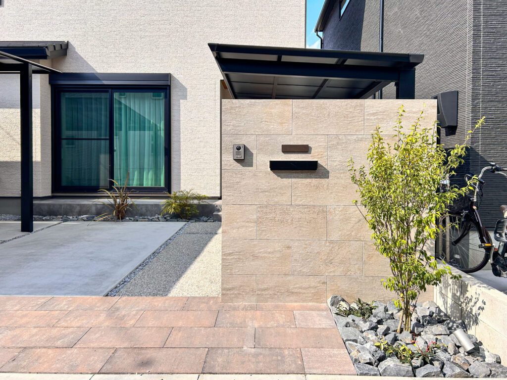 グレージュカラーの門柱