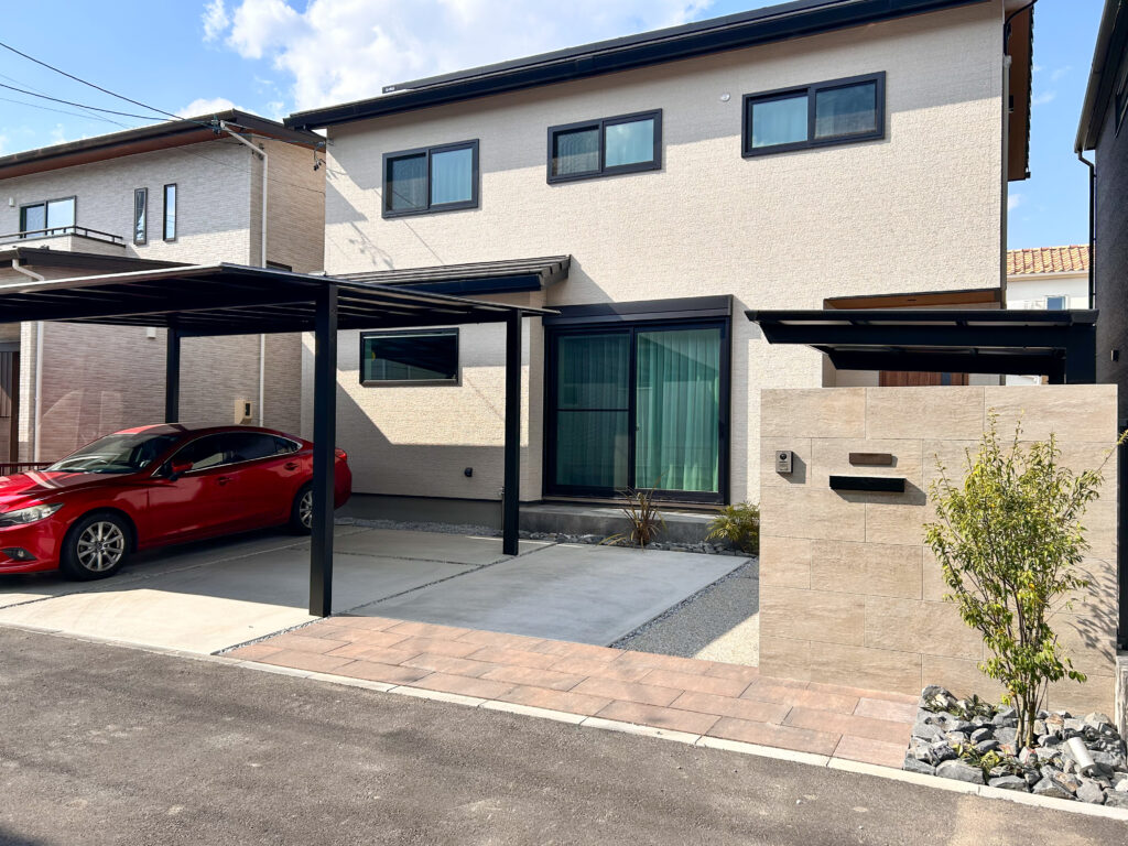 グレージュカラーのナチュラルな外構