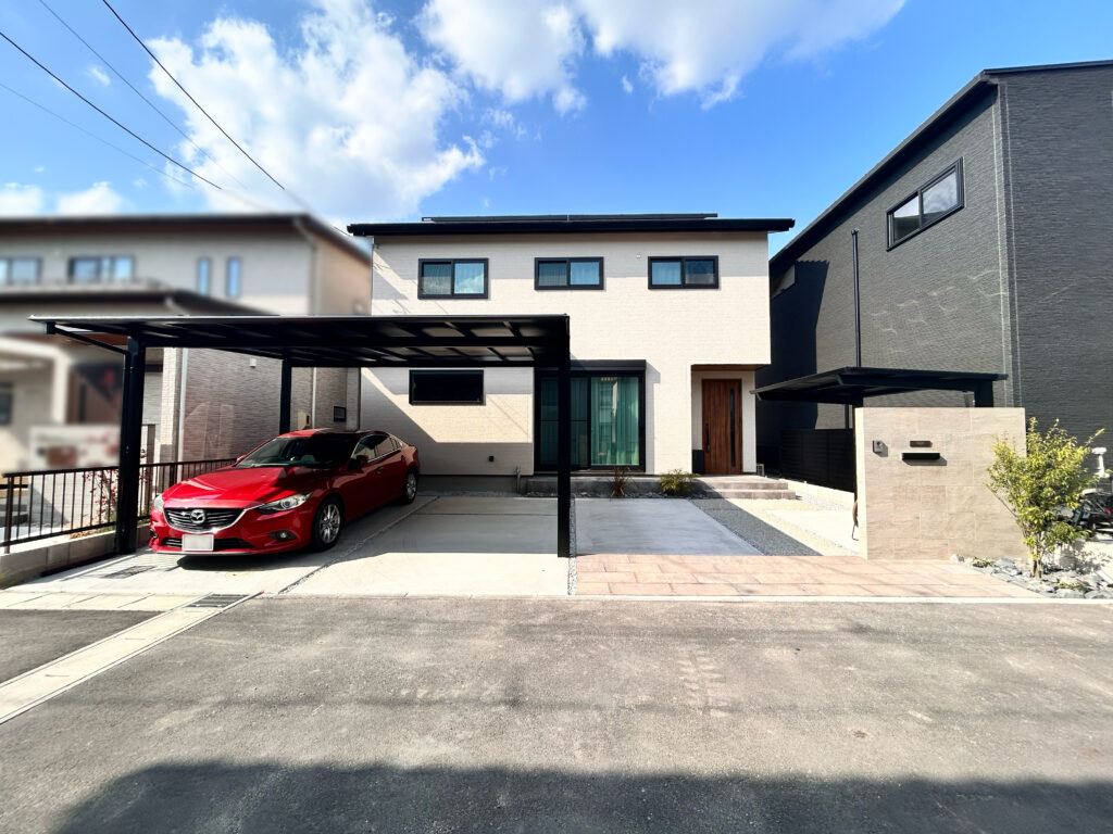 ナチュラルなグレージュ外構