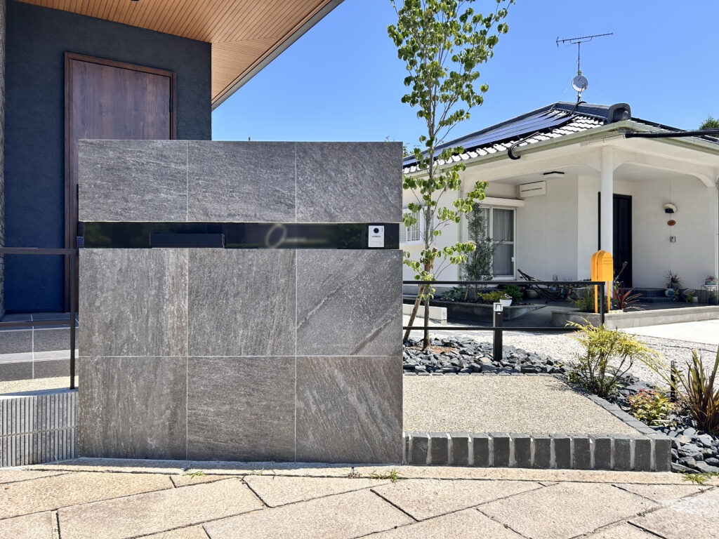 600角タイルの門柱