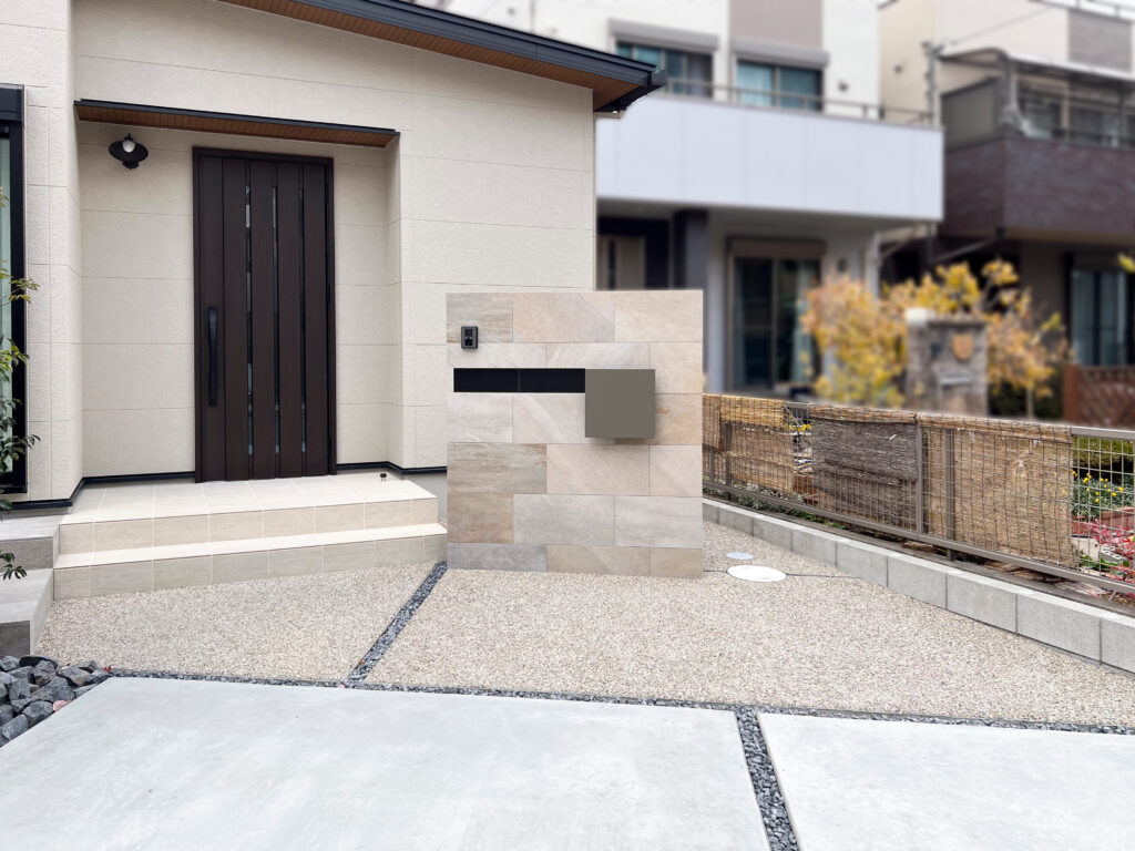 アースカラーのおしゃれな門柱