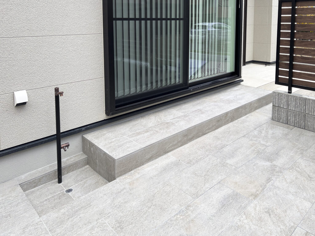 白いタイルテラスと立ち水栓