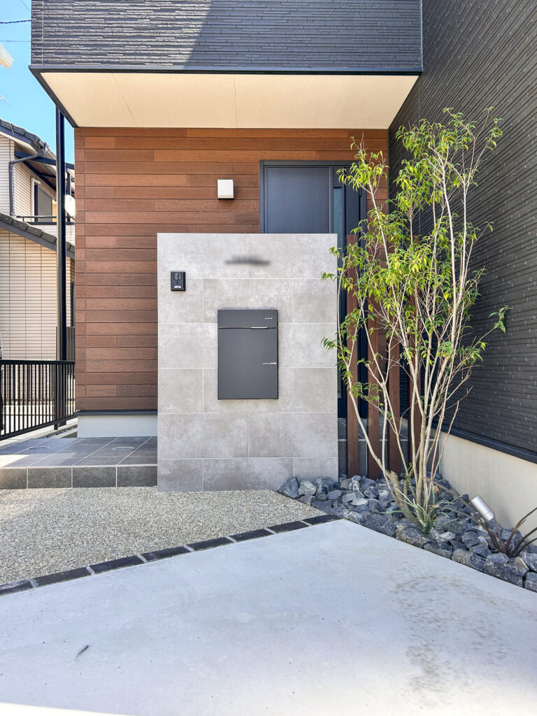 ミニマルな玄関前デザイン