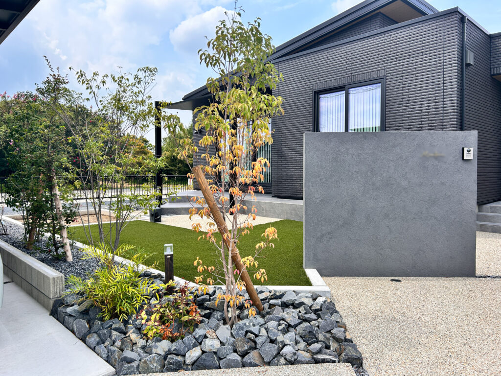 一条工務店の黒い家のナチュラル外構