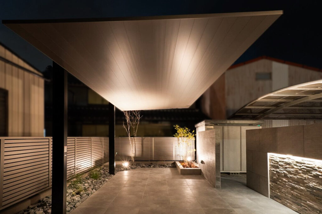 夜間のテラス空間