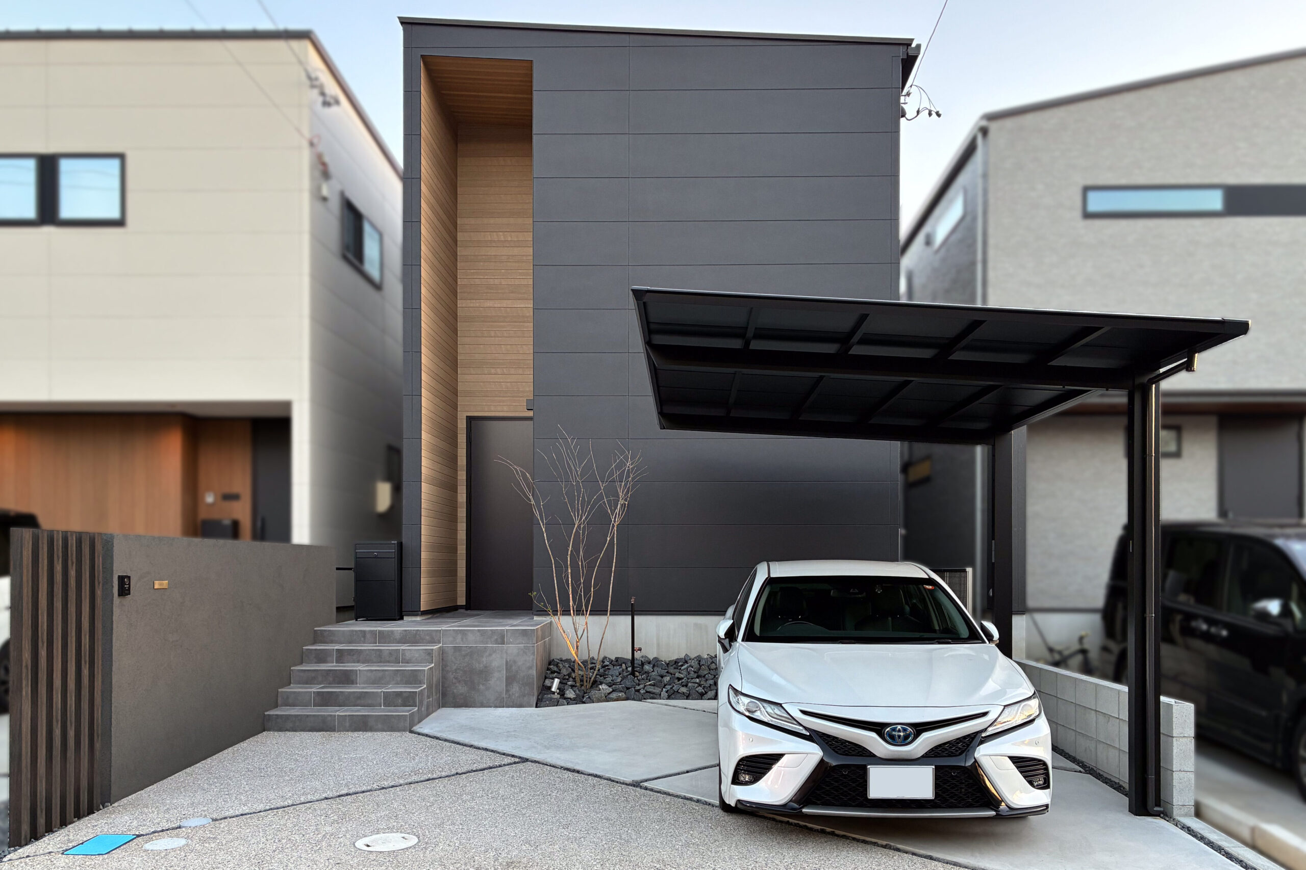 黒い家のミニマルな外構空間