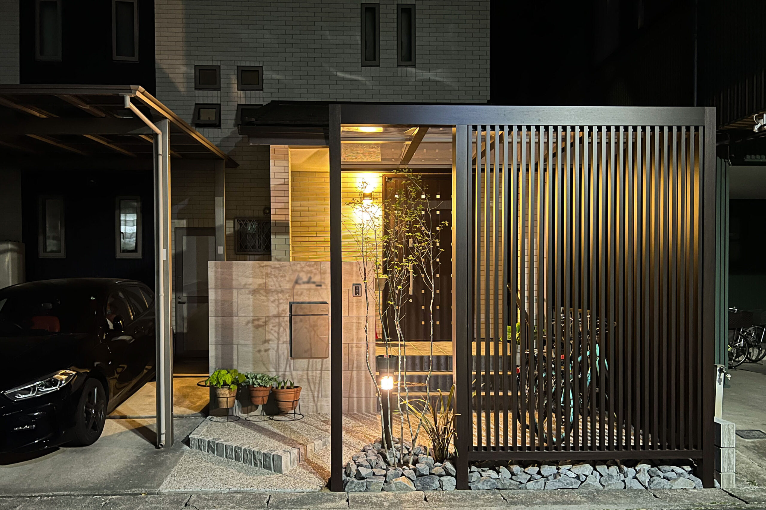 格子の目隠しのある外構