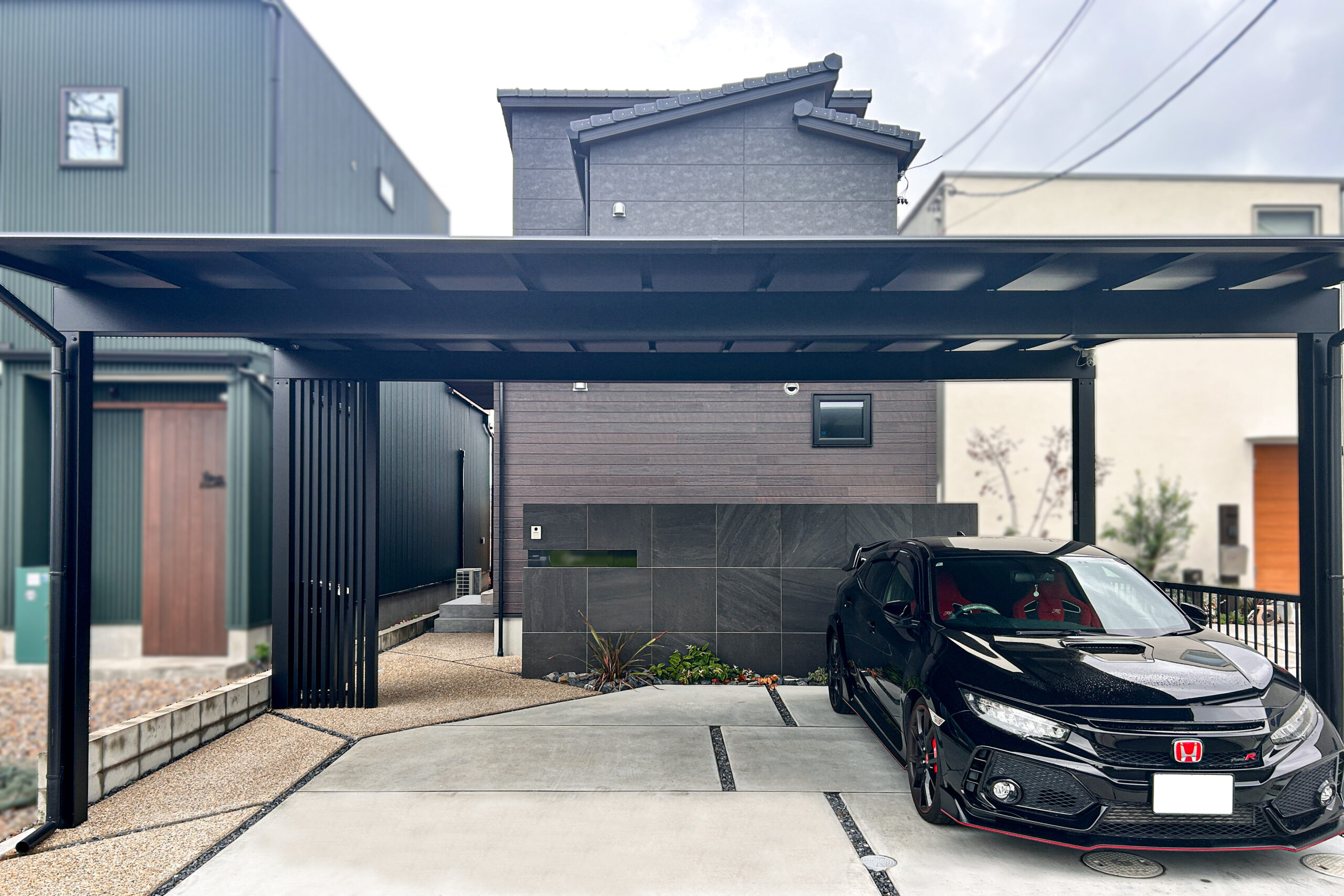 黒を基調とした外構