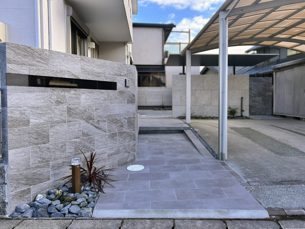 門柱のある玄関前