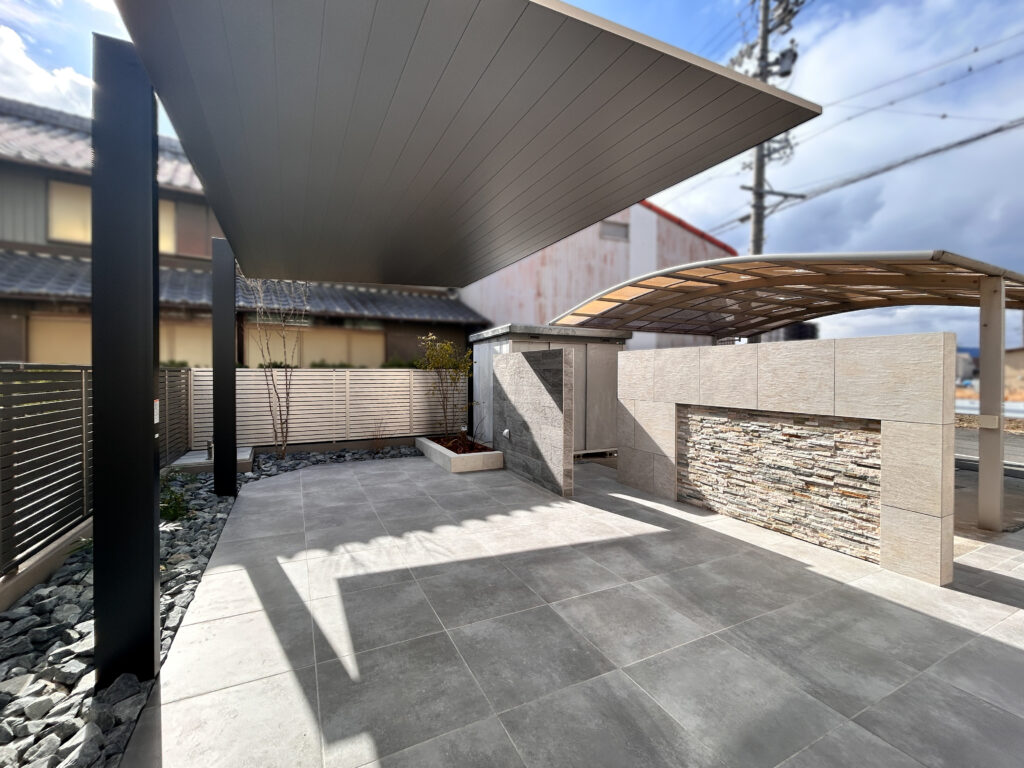 タイルテラスのある庭