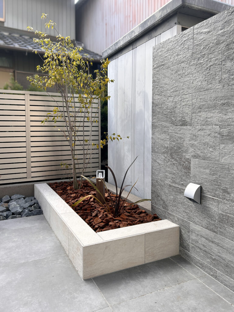 タイルで作った花壇