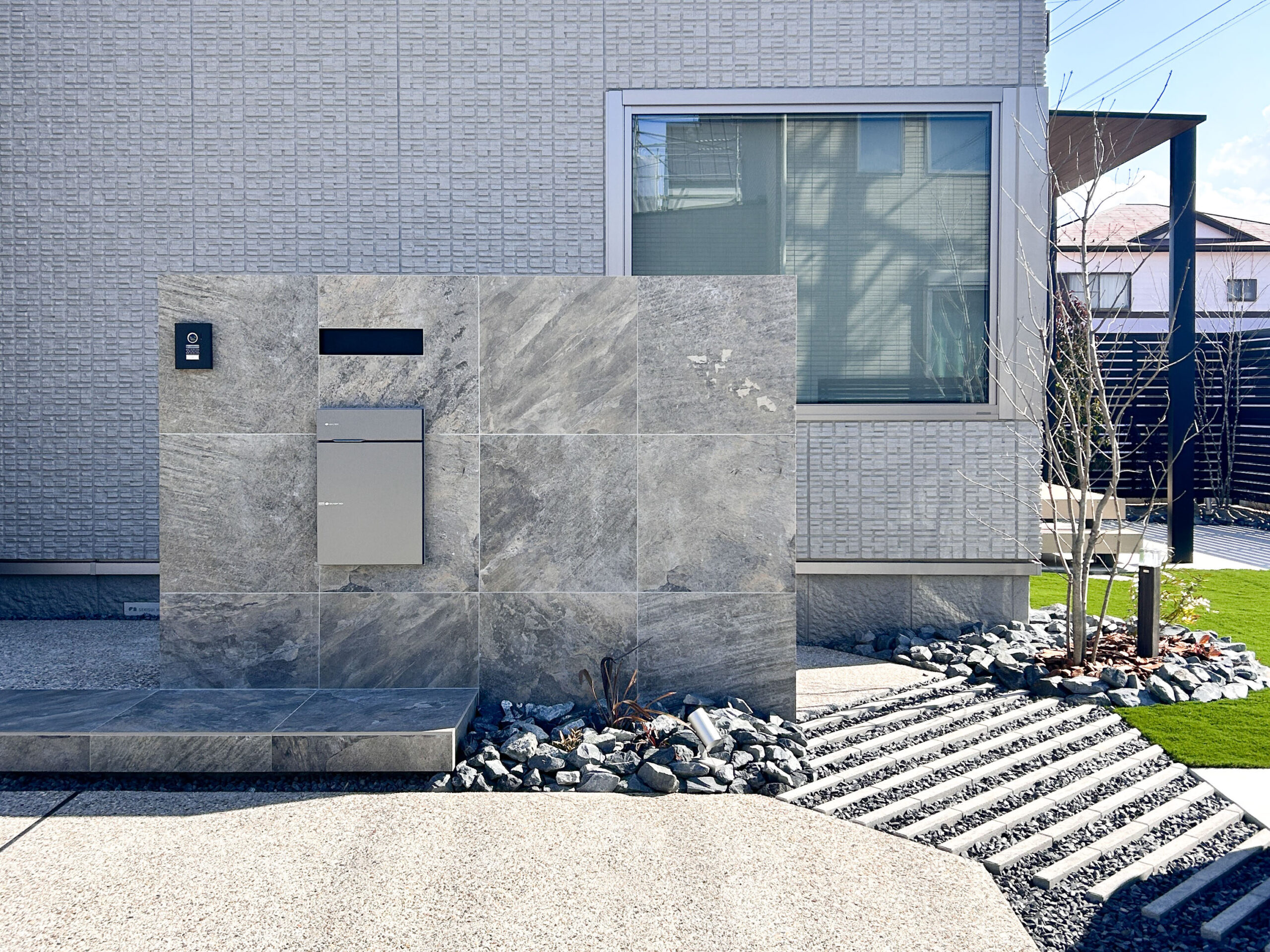 石模様のタイル門柱