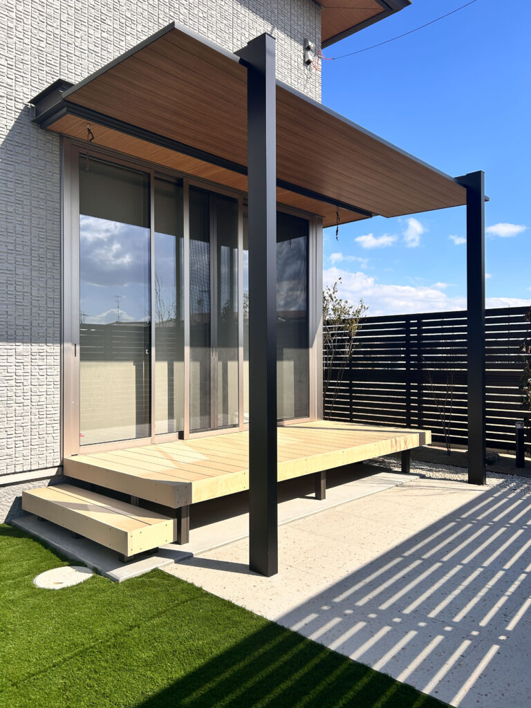 テラスSCのある庭とウッドデッキ